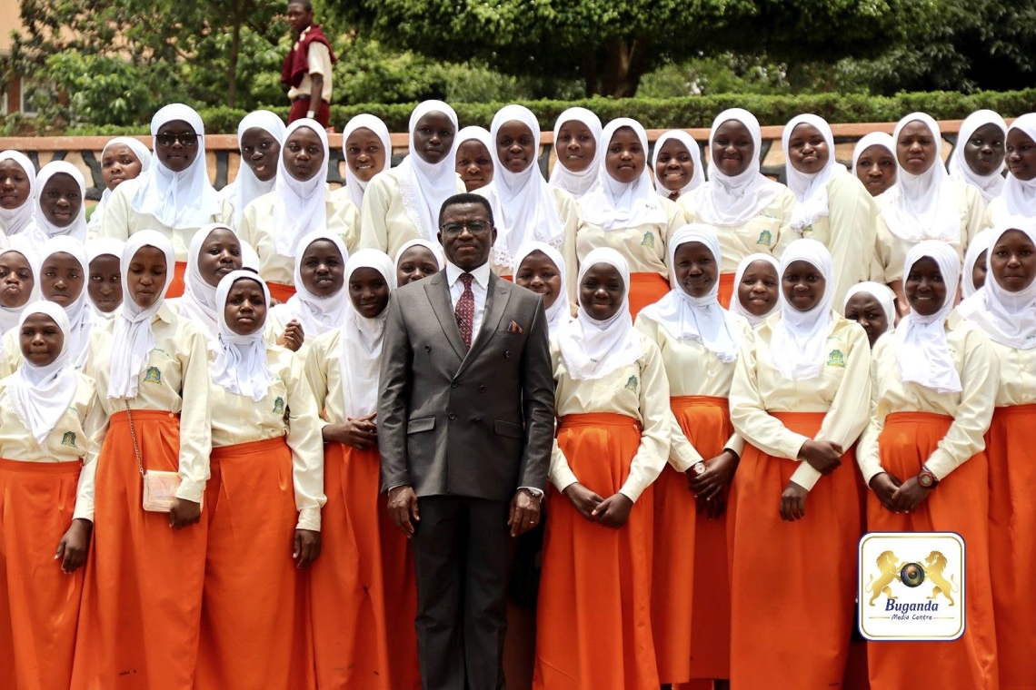 Students with the prime minister in a joint photo